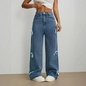 Jean taille haute bleu clair à jambes larges avec nœuds en satin pour un look doux