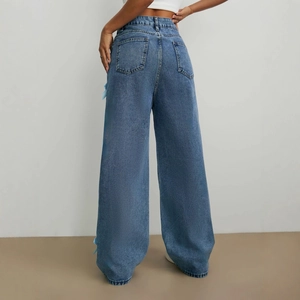 Jean femme bleu moyen à jambes larges avec nœuds décoratifs bleu clair sur le côté