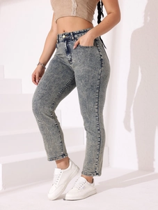 Détail d'un jean slim taille haute bleu neige porté par un mannequin