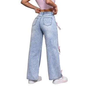 Jean large pour femme en bleu clair avec des nœuds en satin rose sur la couture
