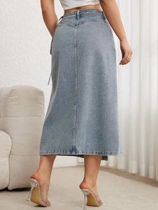 Vue arrière d'une jupe mi-longue en denim bleu clair avec lien latéral et coutures nettes