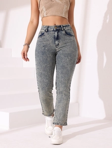 Détail d'un jean slim taille haute avec délavage acide et motif neige à cinq poches