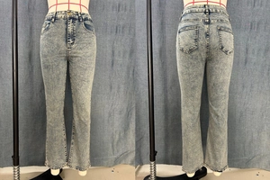 Vue détaillée du jean évasé à taille haute avec texture denim neige et design à 5 poches