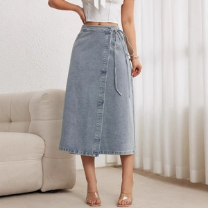 Jupe midi portefeuille élégante en denim bleu clair avec ceinture à nouer et fente latérale