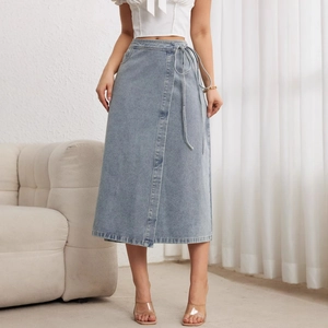 Jupe mi-longue élégante en denim bleu clair avec ceinture à nouer et fente latérale
