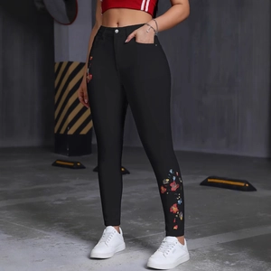 Jean skinny noir à taille haute pour femme avec broderies florales colorées sur denim