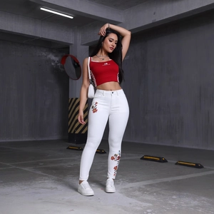 Jean skinny brodé à taille haute pour femme avec crop top de sport rouge et baskets