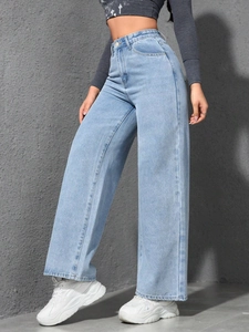 Détail de la taille haute et du tissu denim bleu clair délavé de ce jean large fluide