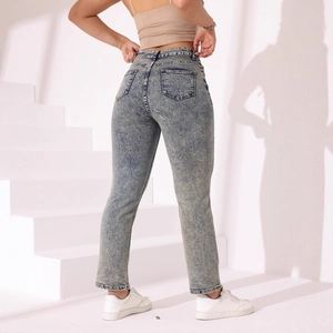Jean court femme taille haute coupe ajustée en denim bleu avec délavage à la neige
