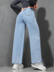Vue détaillée du dos d'un jean taille haute bleu clair à jambes larges en denim délavé