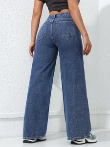 Détail du jean taille haute à jambes larges avec poches arrière et texture denim bleu