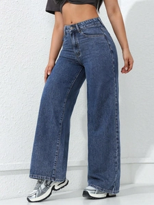 Détail du jean taille haute à jambes larges en denim bleu foncé avec effet délavé