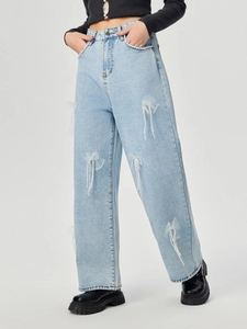 Detailansicht der hellblauen High-Waist-Jeans mit 3D-Perlenschleifen-Verzierungen