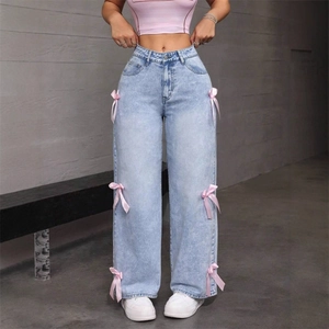 Jeans dritti a vita alta azzurri con fiocchi di nastro rosa decorativi sui lati