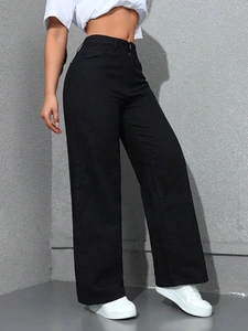 Gros plan sur un jean noir taille haute à jambes larges avec texture denim délavé premium