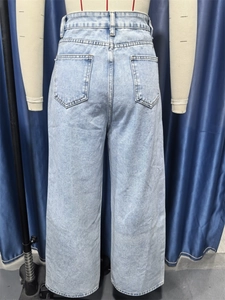 Detailansicht der hellblauen Jeans mit hoher Taille und doppelt gesteppten Gesäßtaschen