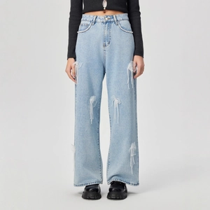 Hellblaue High-Waist-Jeans mit weitem Bein, Perlen und Mesh-Schmetterlings-Dekor