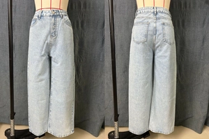Vue avant et arrière du jean taille haute bleu clair à coupe droite sur un mannequin