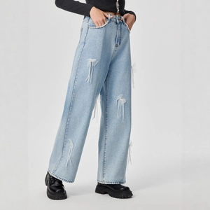 Hellblaue High-Waist-Jeans mit weitem Bein, weißen Netzschleifen und Perlenquasten