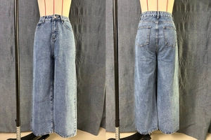 Vue avant et arrière d'un jean large délavé à taille haute avec un design à cinq poches