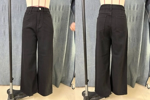 Vue avant et arrière du jean noir à taille haute et jambes larges avec poches classiques