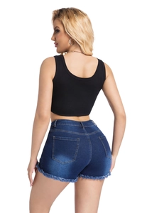 Détail de mini short en jean à bords effilochés et débardeur court noir sur mannequin
