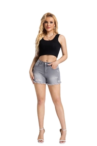 Détails du short en jean gris clair usé avec ourlets effilochés et déchirures