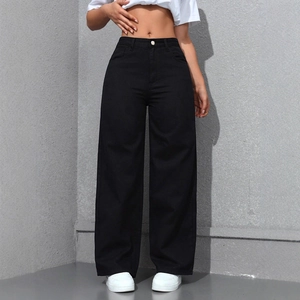 Jean noir taille haute pour femme avec jambe large et coupe droite décontractée