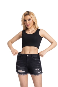 Détail d'un short en jean noir usé avec ourlets effilochés et haut court ajusté