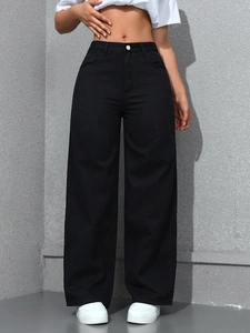Jean large noir classique à taille haute avec coupe droite et fermeture à bouton métal