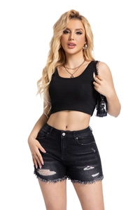 Détail du short en jean noir taille haute avec déchirures et ourlets effilochés