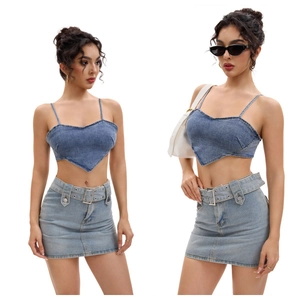 Detail eines blauen Denim-Crop-Tops mit Herz-Ausschnitt und passendem Minirock mit Gürtel