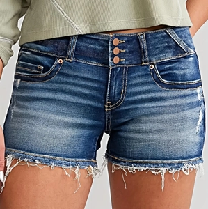 Détail du short en jean pour femme avec trois boutons métalliques et ourlets effilochés