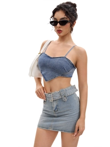 Detail von Jeans-Crop-Top mit herzförmigem Saum und passendem Minirock am Model