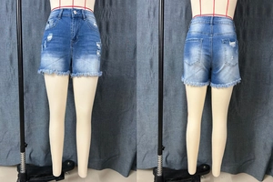 Dettagli fronte e retro di pantaloncini in denim a vita bassa con orlo a vivo e strappi
