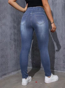 Detailansicht der Rückseite einer blauen High-Waist-Skinny-Jeans mit Auswaschungen