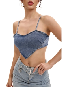Detailansicht des kurzen Jeans-Tops mit Herzsaum und Minirock mit passendem Gürtel