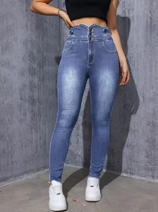 Detail einer Skinny Jeans mit hohem Bund, Vier-Knopf-Verschluss und V-förmigem Taillenbund