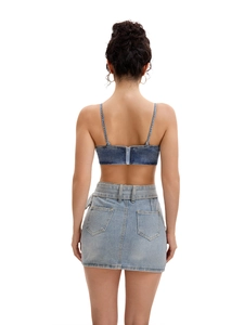 Rückansicht eines Jeans-Crop-Tops mit Reißverschluss und kurzem Jeansrock-Set