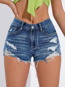 Détail du short en jean taille haute avec ourlet effiloché et finition délavée vintage