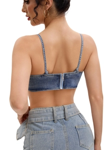 Detailansicht der Jeans-Crop-Top-Rückseite mit Metallreißverschluss und dünnen Trägern