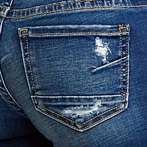 Détail de la poche arrière sur un short en jean bleu foncé avec bords effilochés