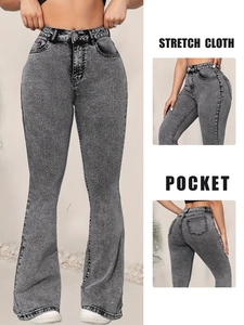 Détail du jean évasé stretch gris délavé à taille haute avec poches arrière stylées