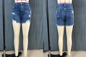 Détails du short en jean bleu foncé avec finitions effilochées et détails déchirés