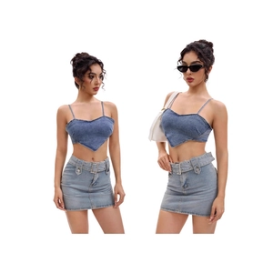 Hellblaues Denim-Zweiteiler-Set mit herzförmigem Crop-Top und Minirock mit Gürtel