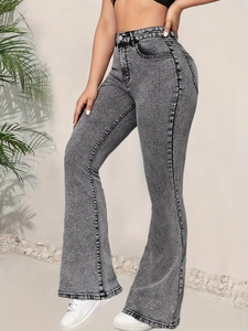 Vue détaillée du jean évasé taille haute gris anthracite avec effet délavé à l'acide