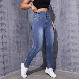Slim-Fit High-Waist Jeans in Blau mit Dreifach-Knopfverschluss und ausgefranstem Bund