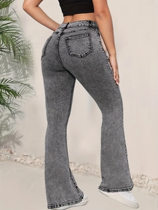 Vue arrière du jean évasé taille haute gris délavé avec poches arrière et coupe slim