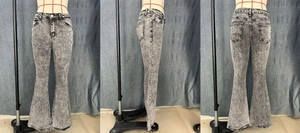 Vues de face, de côté et de dos d'un jean évasé taille haute pour femme avec lavage acide
