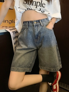 Détail du short en jean taille haute montrant le lavage rétro et les poches latérales